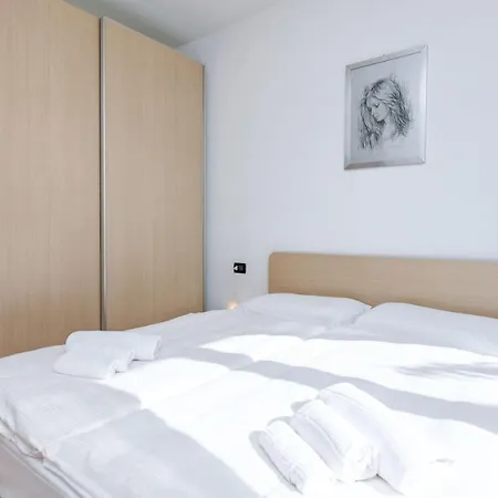 Dependance Silvy By Collins Apartment